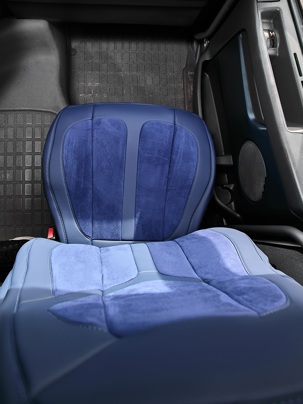 Чехлы Люкс VOLVO FH-13 после 2018 года: водитель от сиденья, пассажир от стойки кабины (один вырез под ремень) (экокожа, синий, синяя вставка)