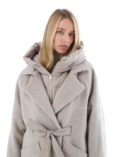 Бежевое пальто-летучая мышь со съемной манишкой и поясом