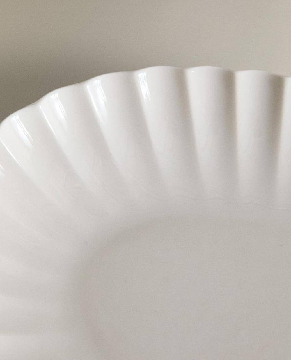 ZARA HOME БЛЮДО ИЗ ФАРФОРА С ВОЛНИСТОЙ КРОМКОЙ, БЕЛЫЙ