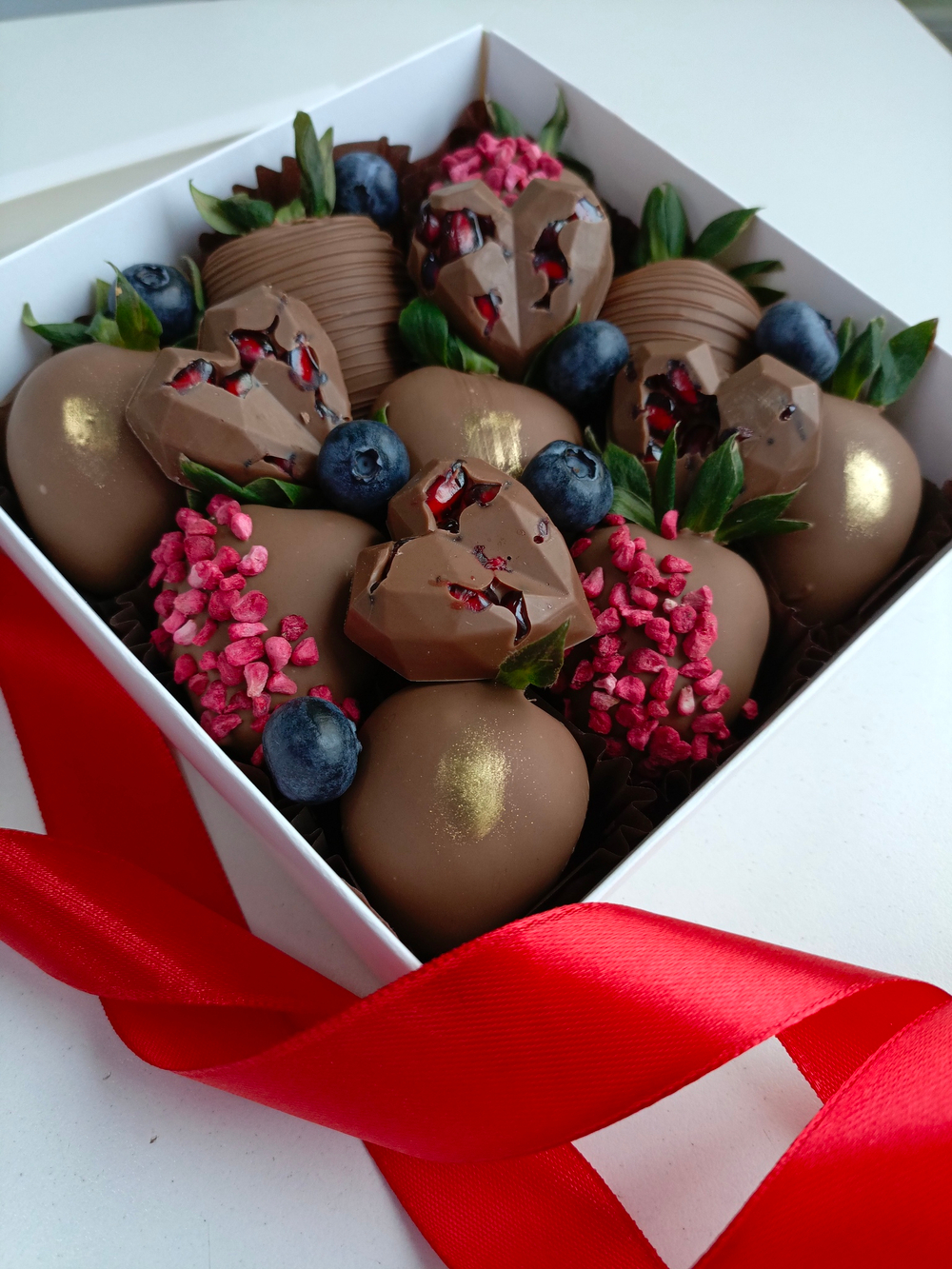 Клубника в шоколаде, гранат в шоколаде
