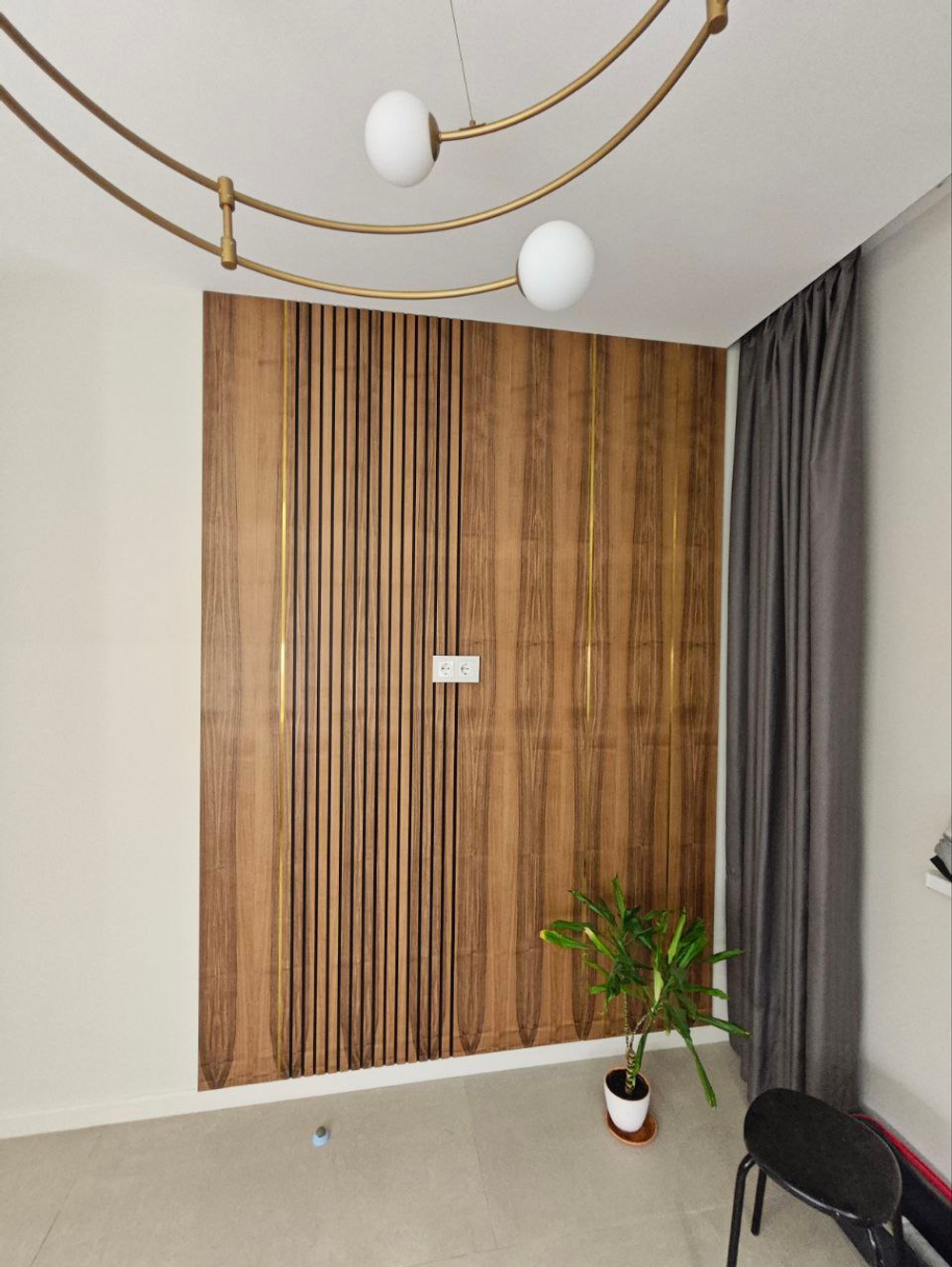 Фрезерованная МДФ панель в шпоне Ореха с латунными вставками