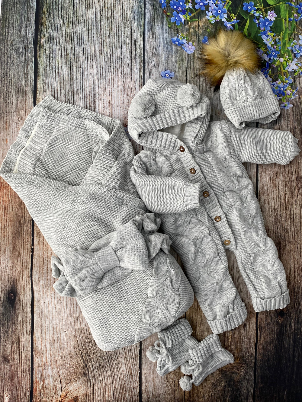 Вязаный комплект на выписку 5 предметов  (Одеяло утеплен., бант, пинетки, комбинезон, шапка) (Цвет: Синий)