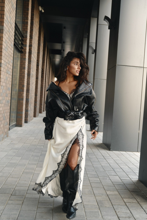 Комбине с разрезом и кружевом