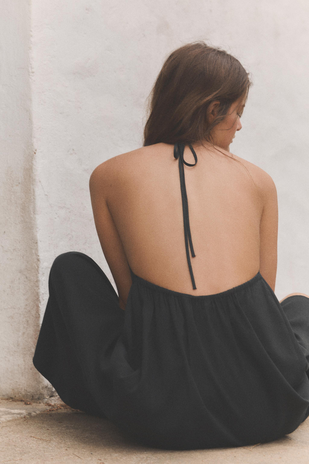 ZARA СВОБОДНОЕ ПЛАТЬЕ С ГОРЛОВИНОЙ ХАЛТЕР, ЧЕРНЫЙ