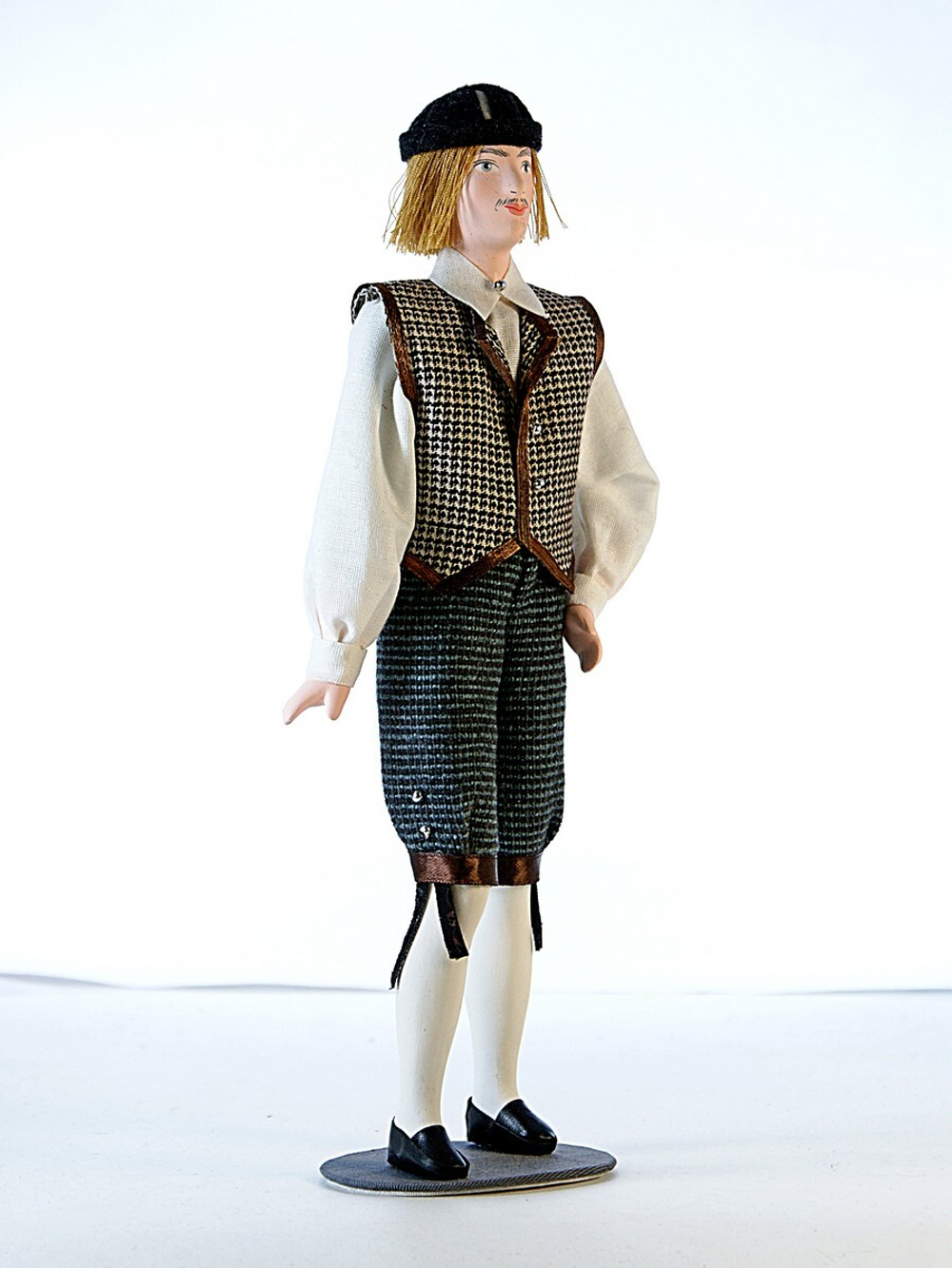 Кукла Эстонец в традиционном костюме