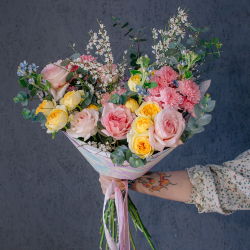 148. Милый радостный букет с пионовидными розами