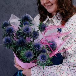 60. Запоминающийся сине-розовый букет с эрингиумом