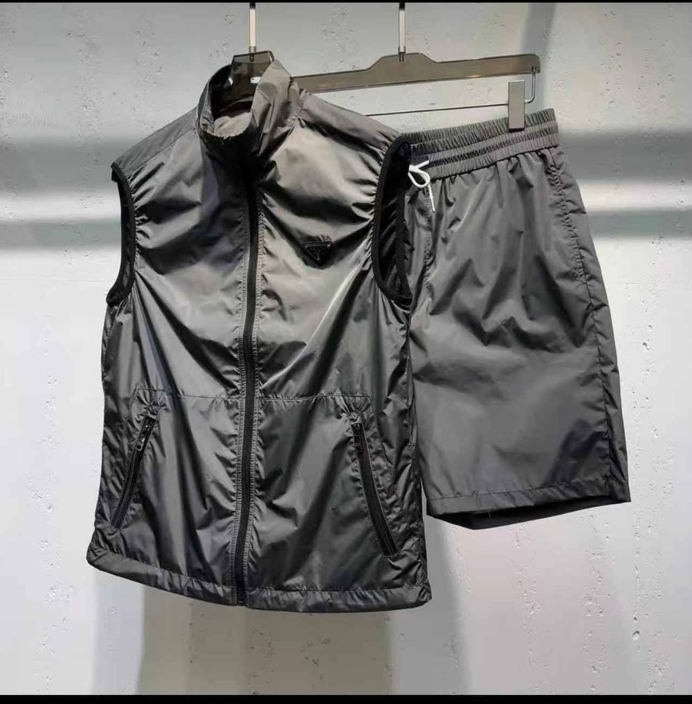 Прогулочный костюм Prada