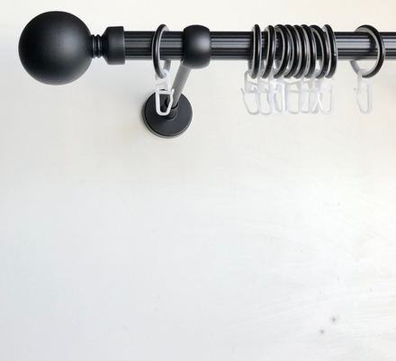 Карниз кованый рифленый для штор Шар d20 однорядный, цвет черный матовый