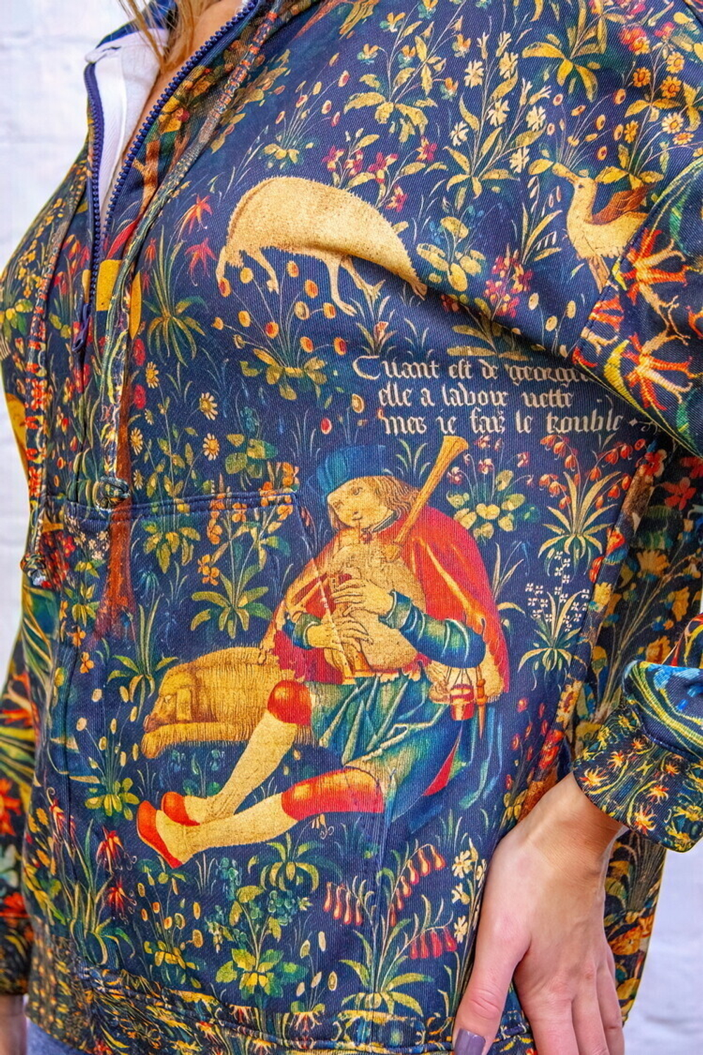 Зип худи "Средневековая пастораль", по мотивам средневекового гобелена «Пастух и пастушка»