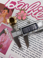 Накладка на пуговицу золотистая с ярко розовой эмалью в форме цветка с жемчугом (клипса)