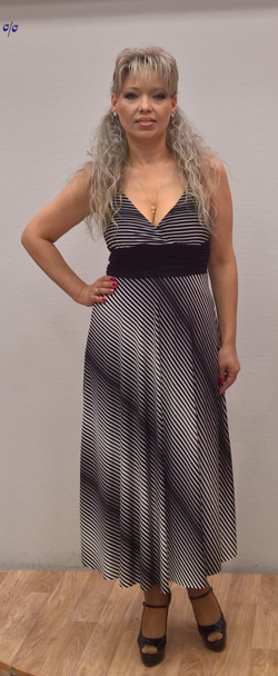 Нарядное платье на бретельках с драпировкой и полоской