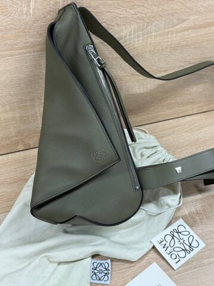 Сумка-слинг Loewe