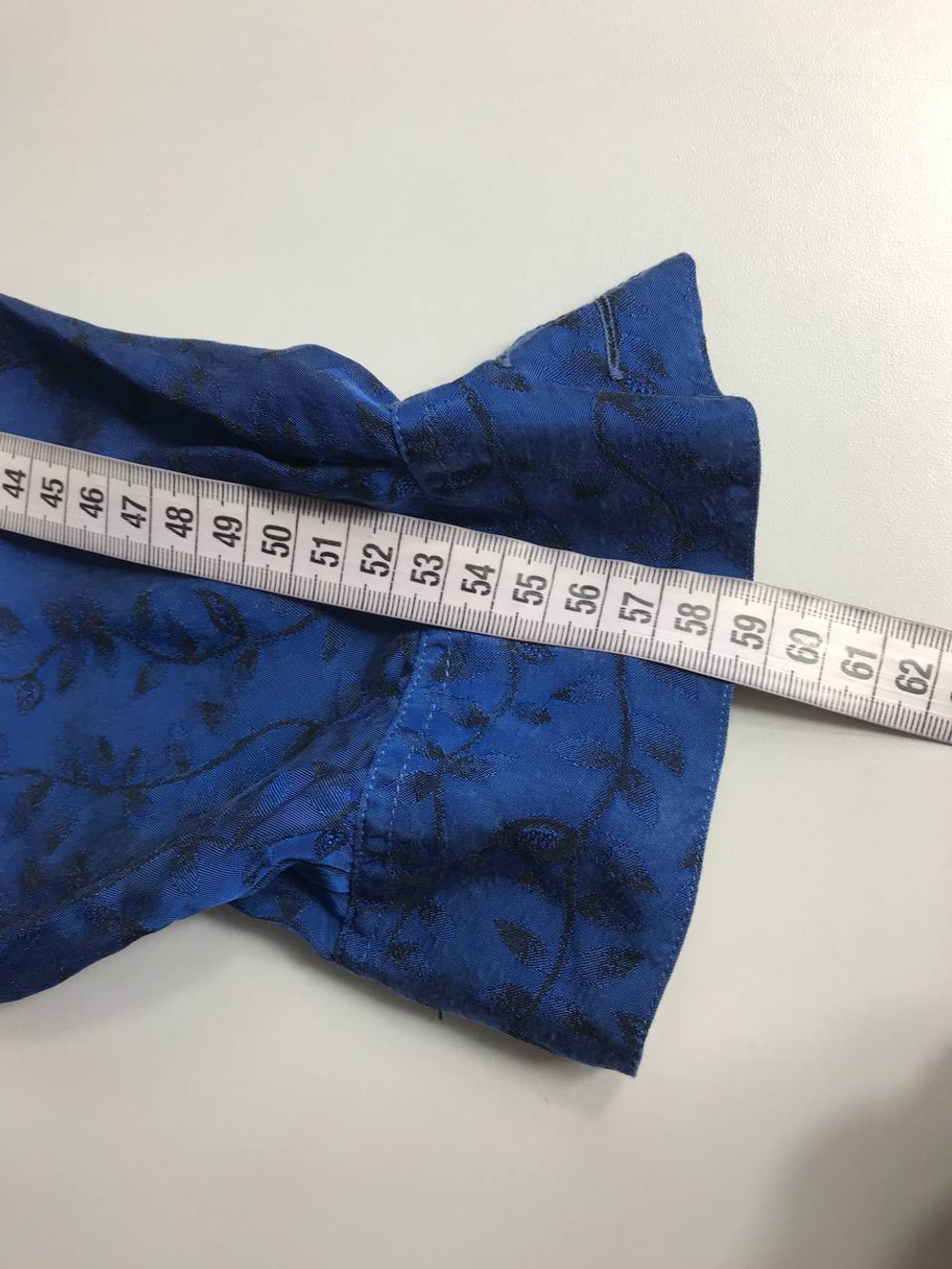 Блузка красивого оттенка и нежным принтом, маркировка 38, визуально на 44 размер