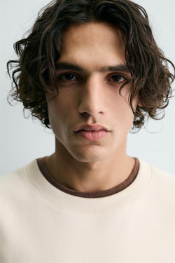 ZARA Х FORD ТОЛСТОВКА С КОМБИНИРОВАННЫМ ПРИНТОМ, ЖЕЛТОВАТО-БЕЛЫЙ