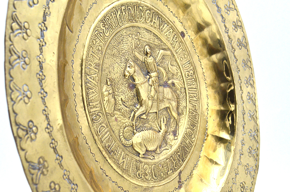 [Коллекционная вещь] Блюдо с изображением св. Георгия Победоносца и змея. Испания.