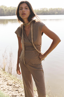 ZARA ТОП ИЗ РЕЛЬЕФНОЙ ТКАНИ С БРОШЬЮ, СВЕТЛО-КОРИЧНЕВЫЙ