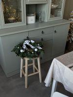 Новогодний венок в бело-серой гамме