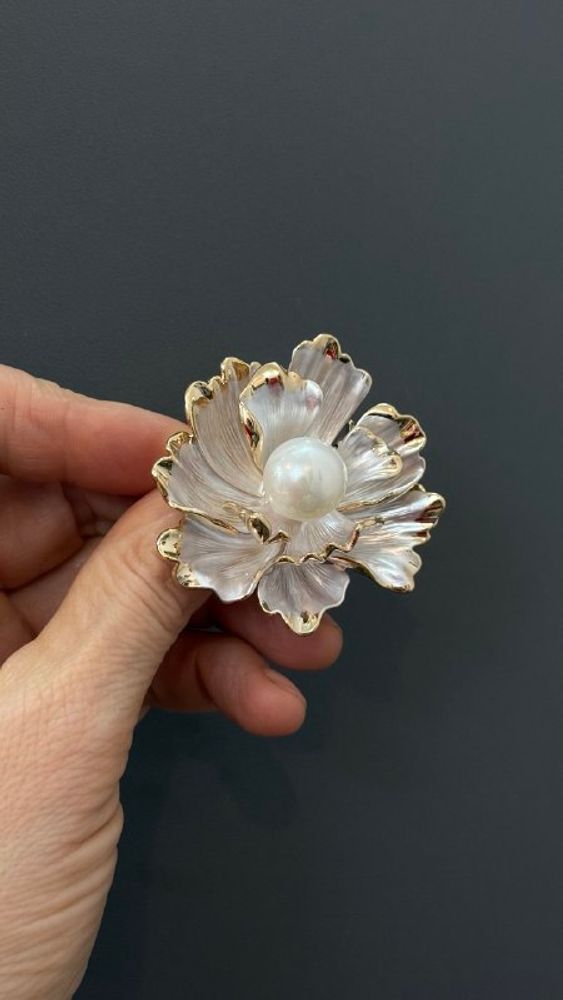 Брошь подвеска цветок из нежно-розового перламутра с жемчужиной, золотая окантовка Брошь подвеска цветок из нежно-розового перламутра с жемчужиной, золотая окантовка