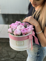 11 розовых пионов в коробке