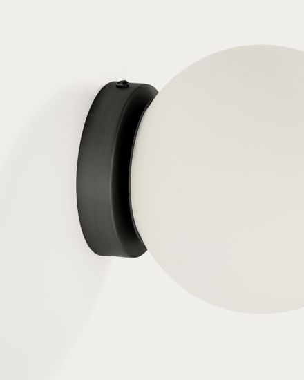 Настенный светильник Brisia из черного металла со стеклянным шаром Ø15 см