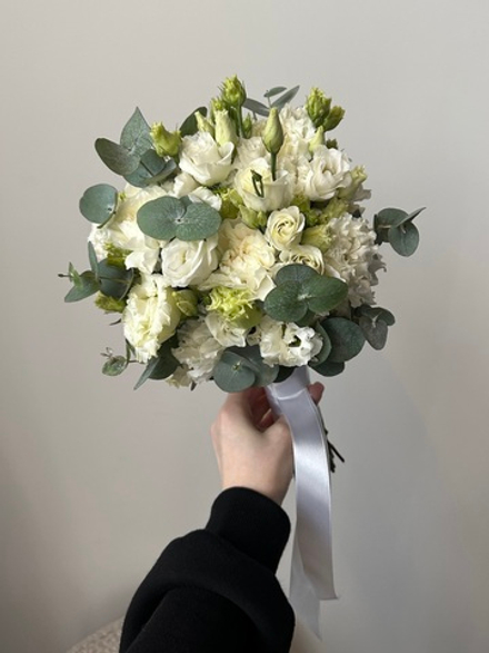 Свадебный букет из лизиантуса, диантусов и эвкалипта