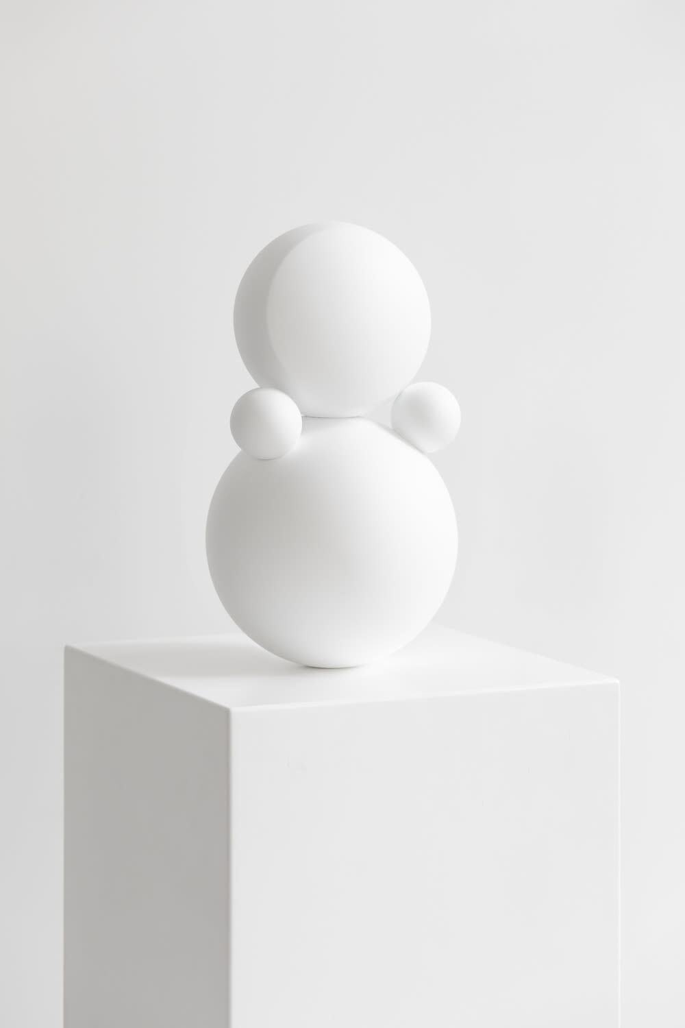 Григорий Орехов. Агата в белом, 2019