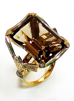 "Кольцо Эстерелла" из золота 750 пробы с раух- топазом и бриллиантами