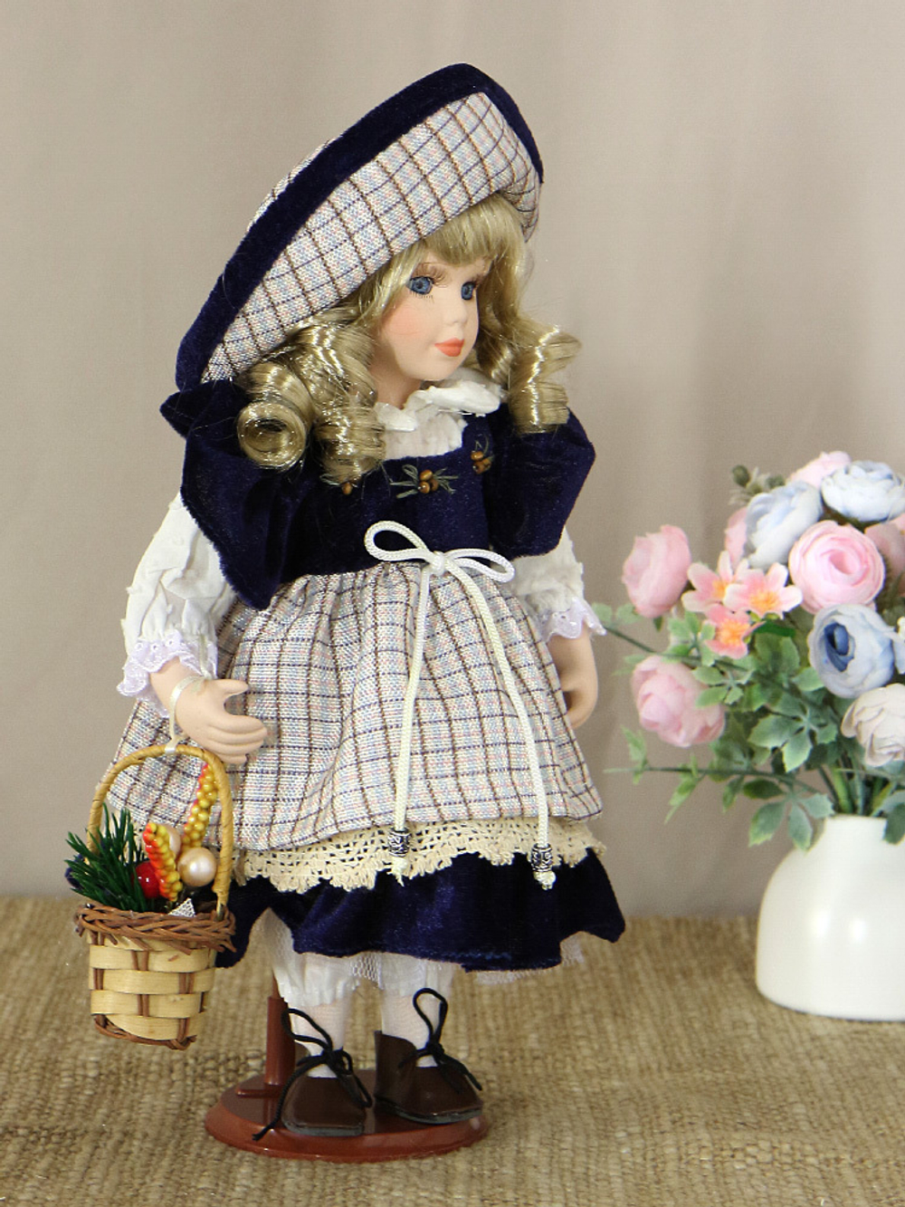 Кукла фарфоровая 12' на подставке