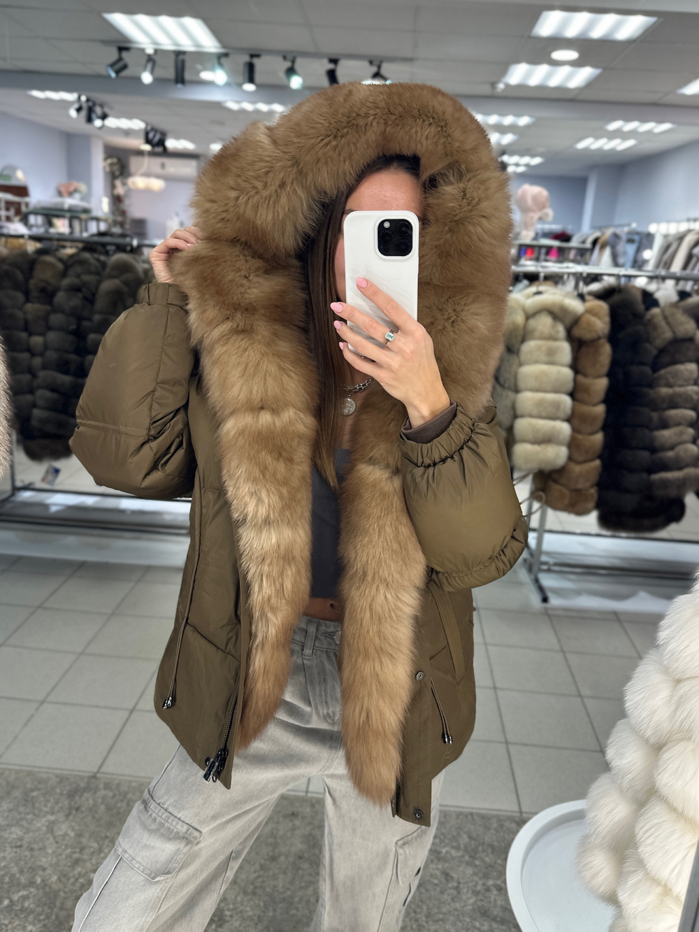 Пуховик в горчичном цвете с мехом песца под куницу