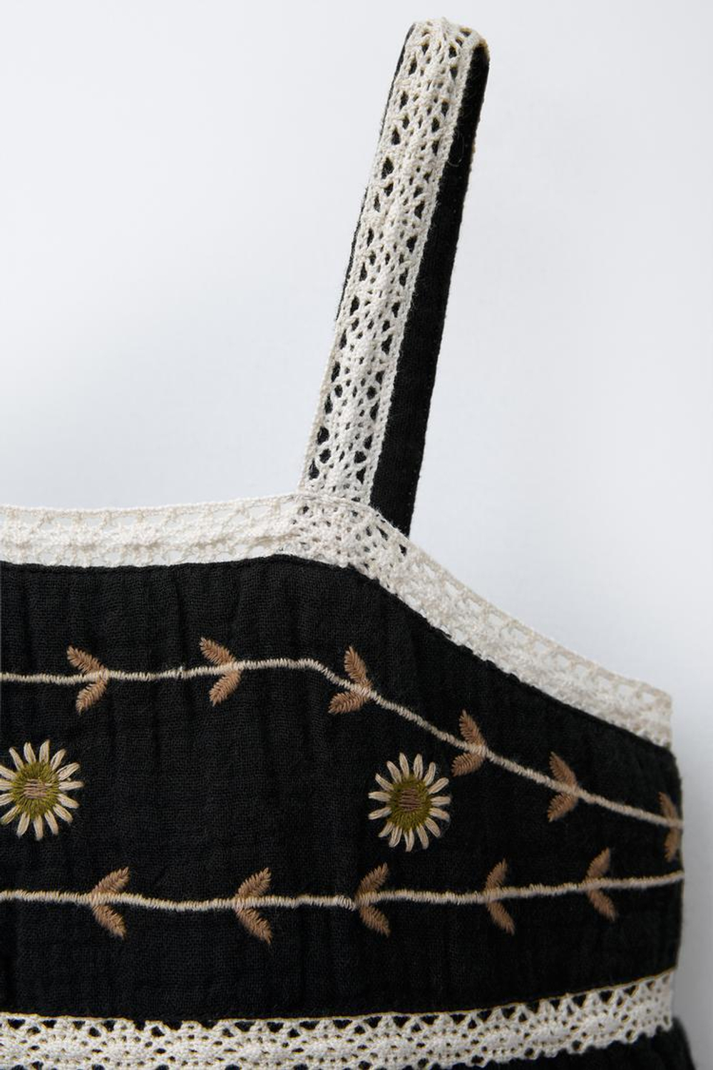 ZARA ПЛАТЬЕ ИЗ РЕЛЬЕФНОЙ ТКАНИ С ЦВЕТОЧНОЙ ВЫШИВКОЙ, ЧЕРНЫЙ