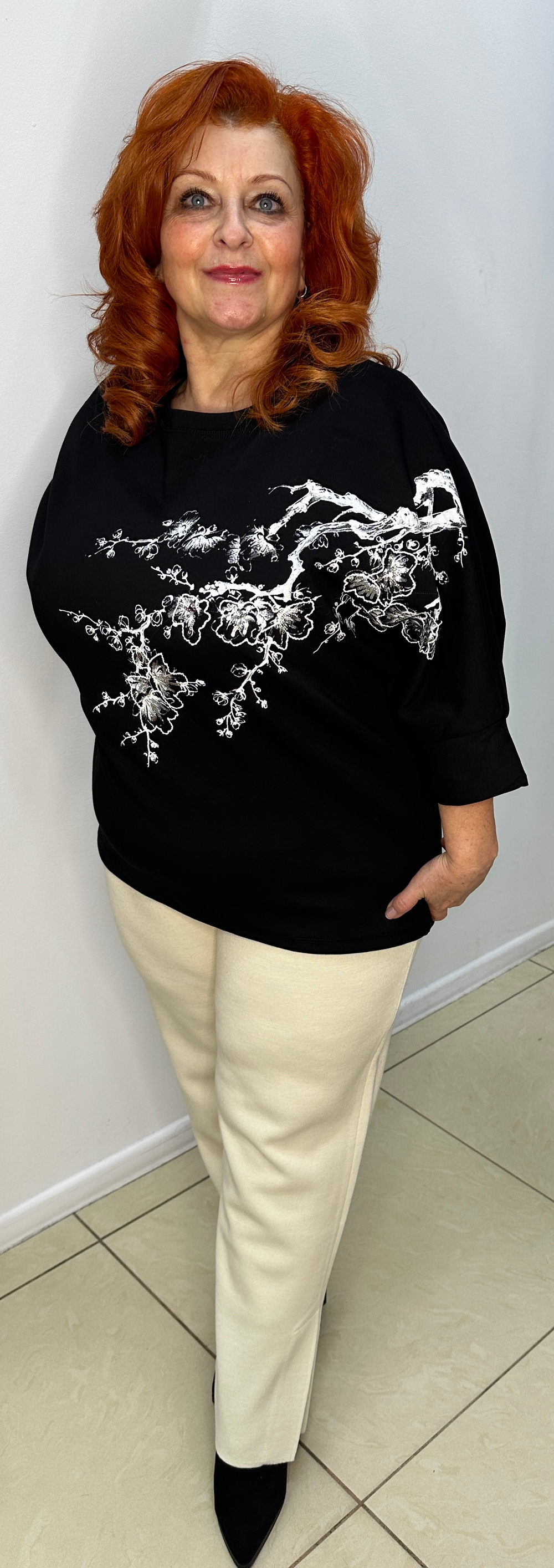 Черная толстовка с белым принтом