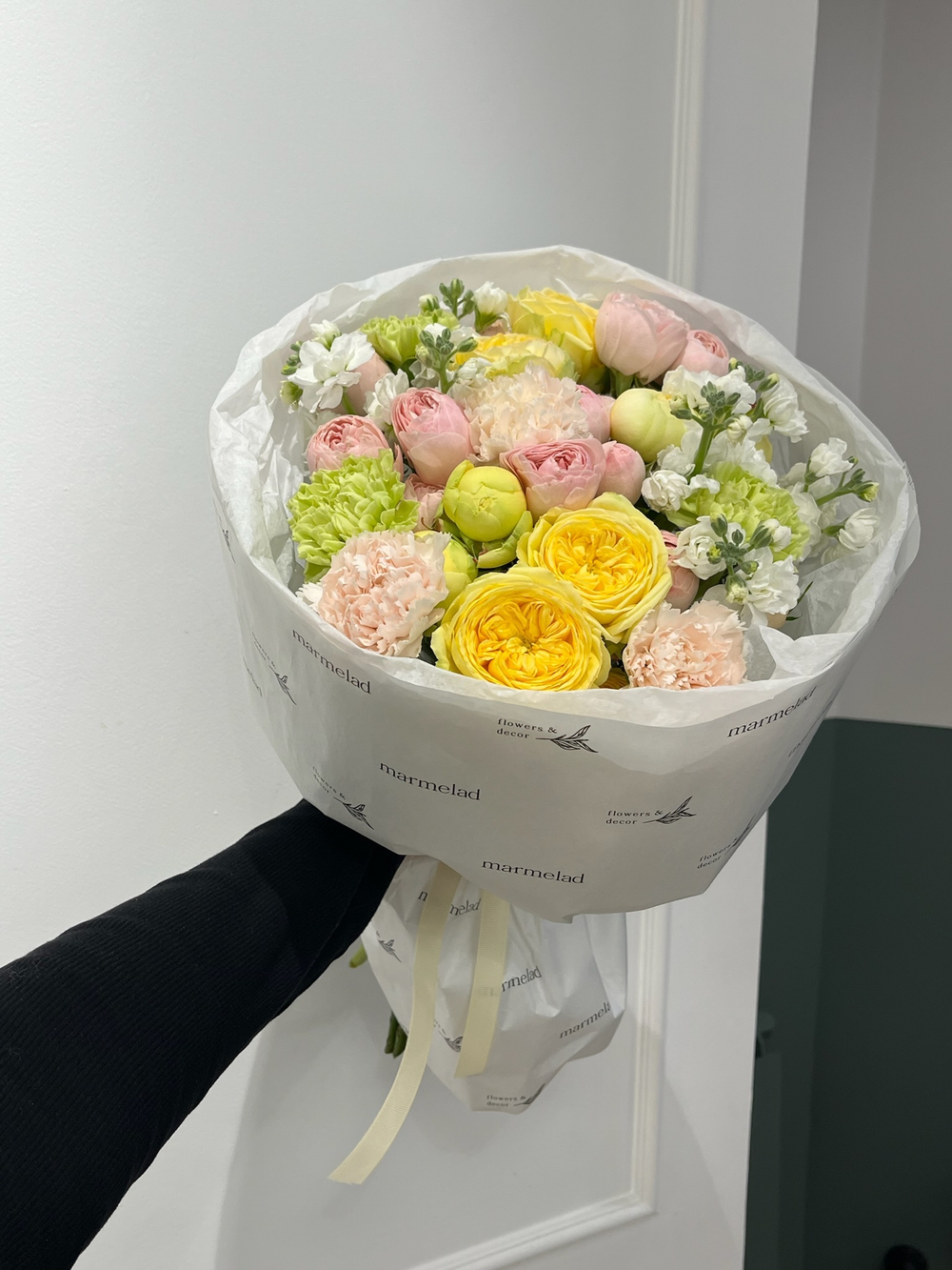 Букет из яркой кустовой пионовидной розы, маттиолы и диантусов