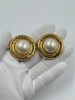 Клипсы с «жемчугом» Chanel