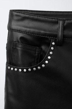 ZARA РАСКЛЕШЕННЫЕ БРЮКИ ИЗ ИСКУССТВЕННОЙ КОЖИ С ЗАКЛЕПКАМИ, ЧЕРНЫЙ