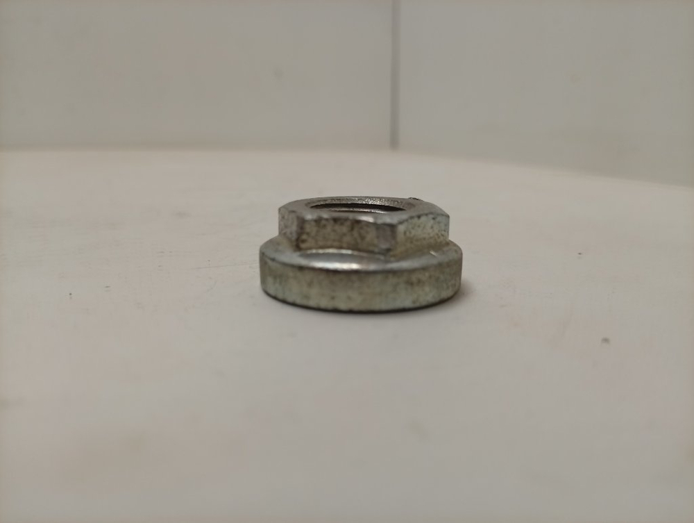 WLK24271OE/04 кт30 Гайка крепления шкива стиральной машины Bosch 615939 б/у