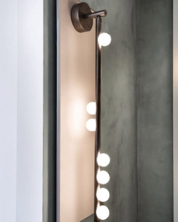 Вертикальное настенное бра в современном стиле