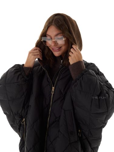 Черный пуховик-летучая мышь с вязаным капюшоном