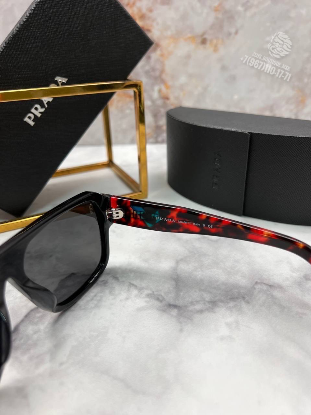 Солнечные очки Prada