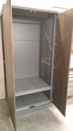 Надежный металлический шкаф Лофт с фасадом из натурального дуба