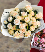 Букет из кустовых пионовидных роз «Ваниль» 7 шт и клубника в шоколаде