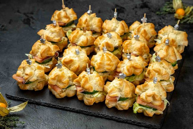 Мини бургер-профитроль с слабосоленым лососем, 20 шт.