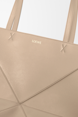 Loewe Средняя складная сумка-тоут Puzzle Fold из блестящей телячьей кожи, песочный