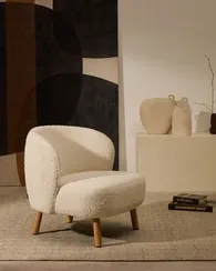 Кресло Ulit из белого букле с ножками из светлого бука