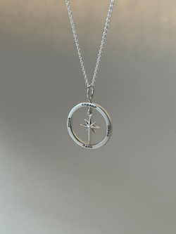 подвеска компас с индивидуальной гравировкой