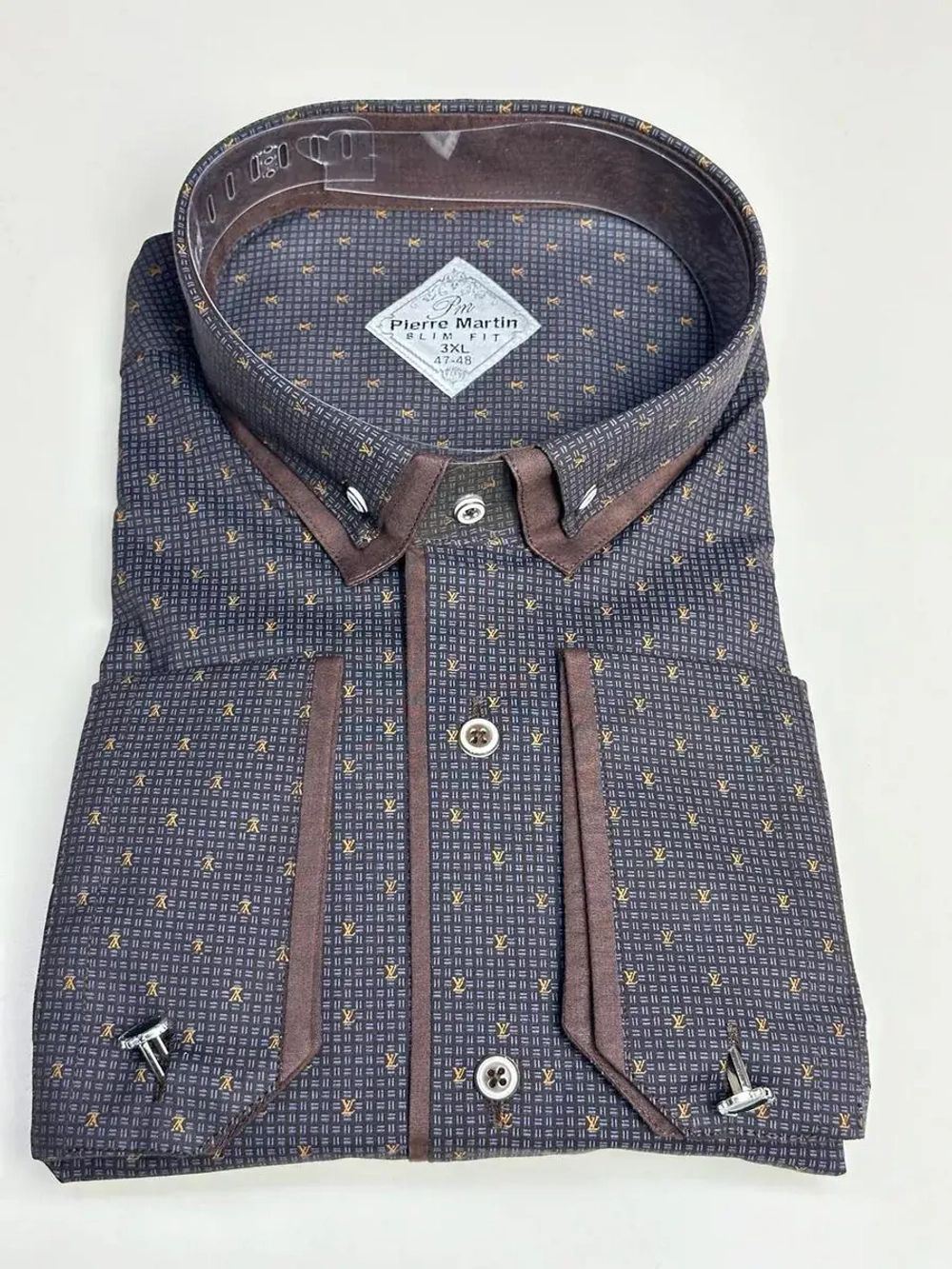 Рубашка с запонками и пуговицами на манжетах