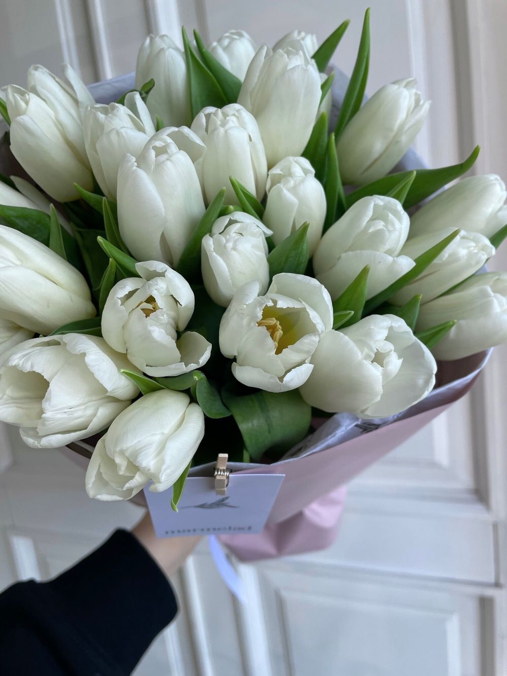 Букет из 25-ти белых классических тюльпанов