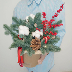 Новогодняя композиция в шляпной коробке с гирляндой
