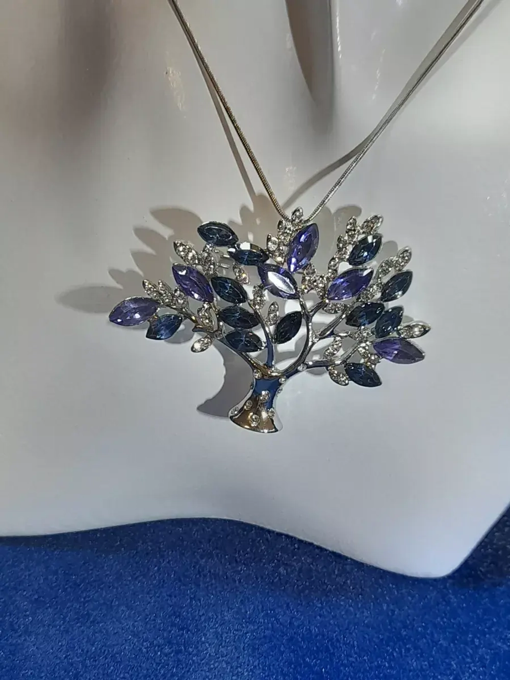 Брошь-кулон "Дерево большое с голубыми стразами" серебро