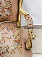 Старинное кресло с гобеленовой обивкой